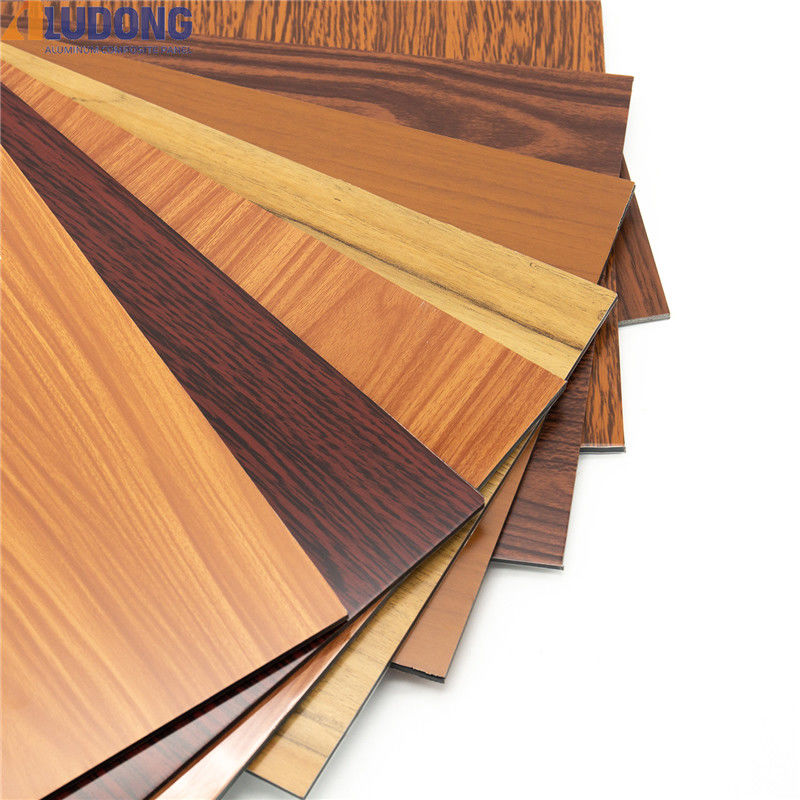 OEM و ODM حبوب الخشب ACP ACM ورقة 1550 * 3000mm ، طبقة نانوية ، مضادة للخدوش وعازلة للصوت لمحطة مترو الأنفاق